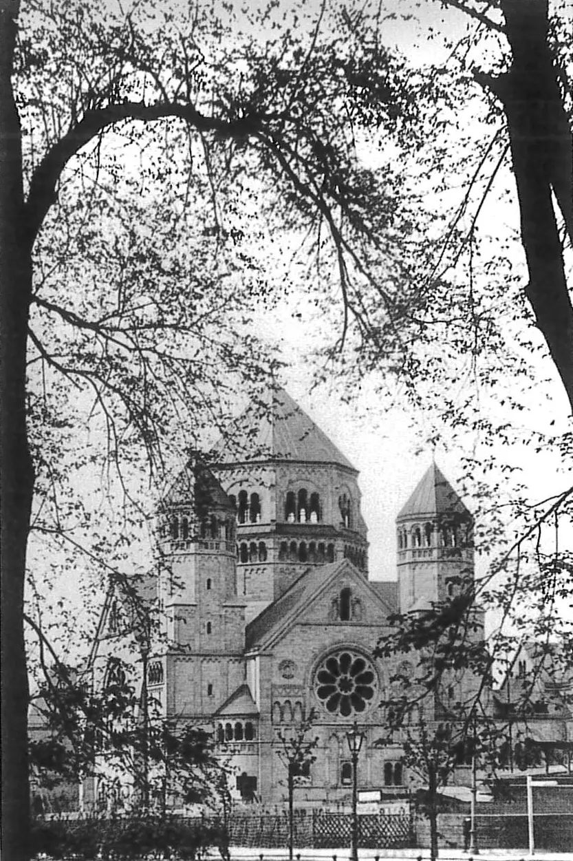 In der Ferne hinter kahlen Bäumen, die freigestellte Synagoge kurz nach der Fertigstellung.