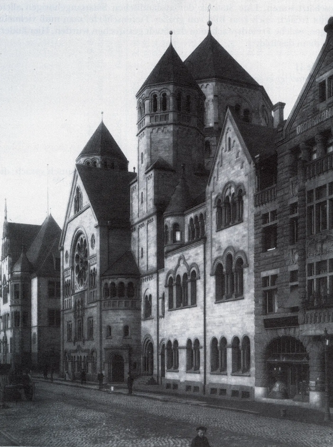 Straßensituation, queransicht der Synagoge neben den anderen Gebäuden.